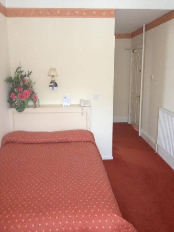 ניוקאסל אנדר ליים Borough Arms Hotel מראה חיצוני תמונה
