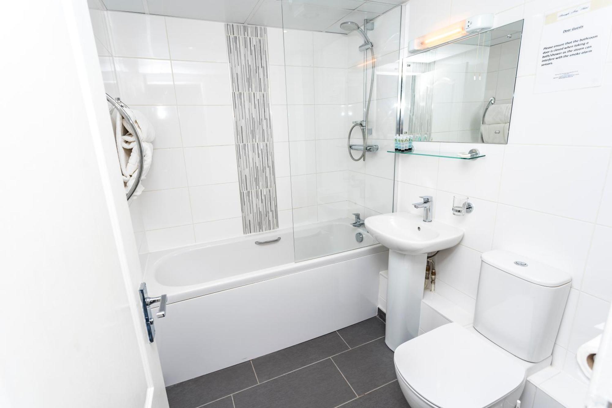 ניוקאסל אנדר ליים Borough Arms Hotel מראה חיצוני תמונה