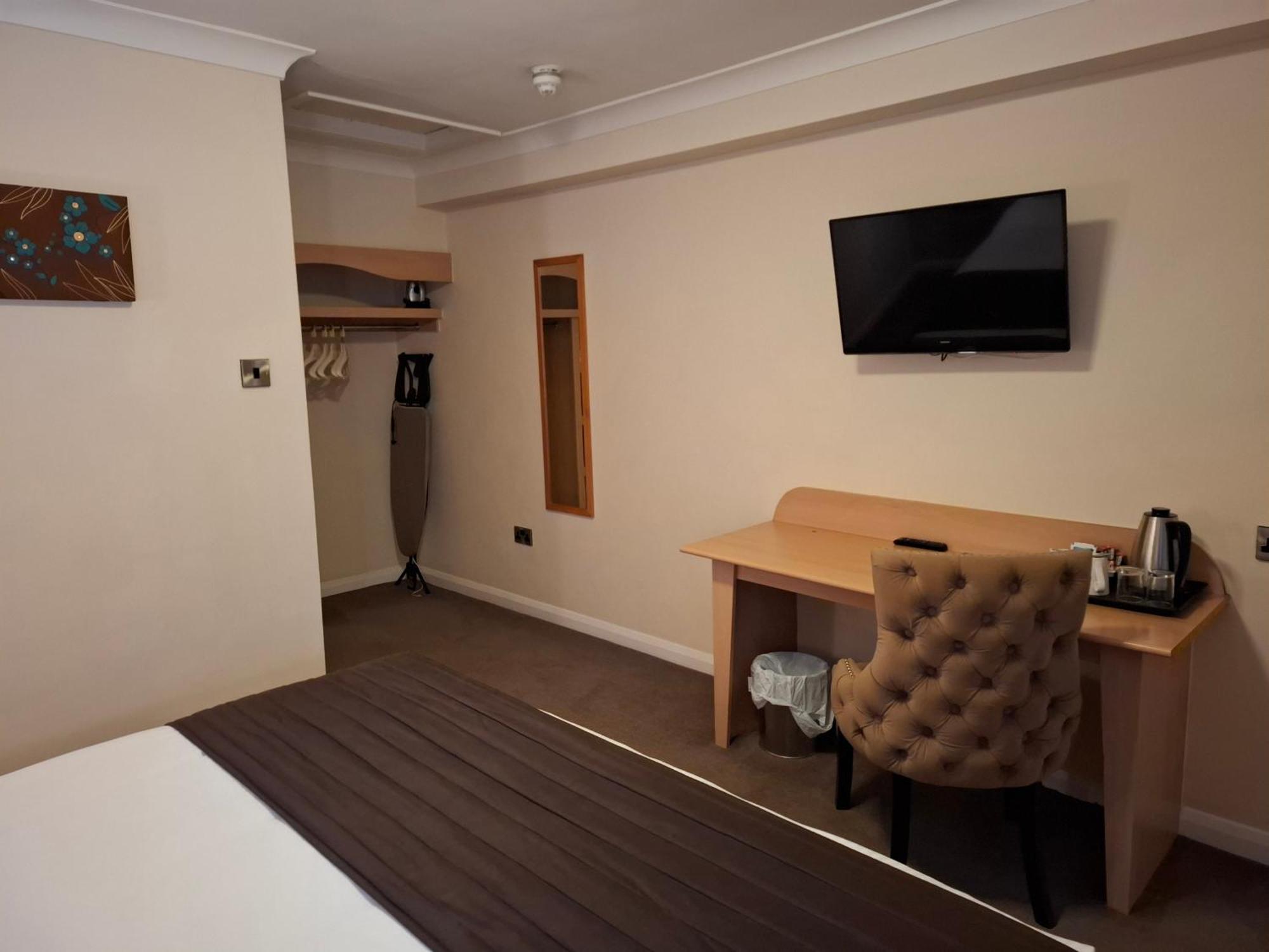 ניוקאסל אנדר ליים Borough Arms Hotel מראה חיצוני תמונה