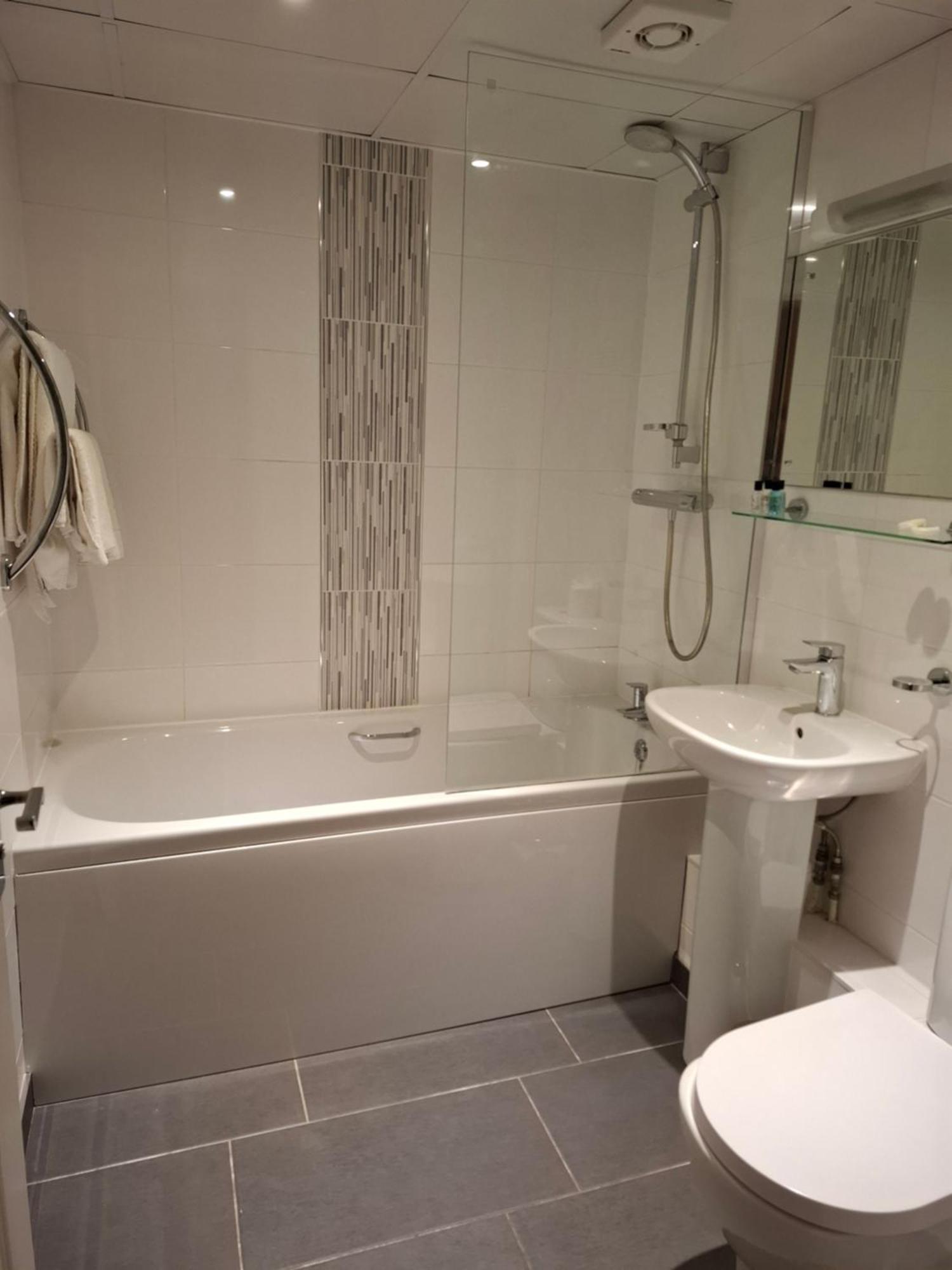 ניוקאסל אנדר ליים Borough Arms Hotel מראה חיצוני תמונה