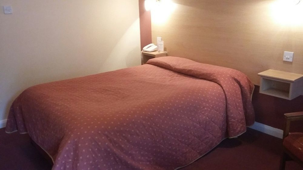 ניוקאסל אנדר ליים Borough Arms Hotel מראה חיצוני תמונה