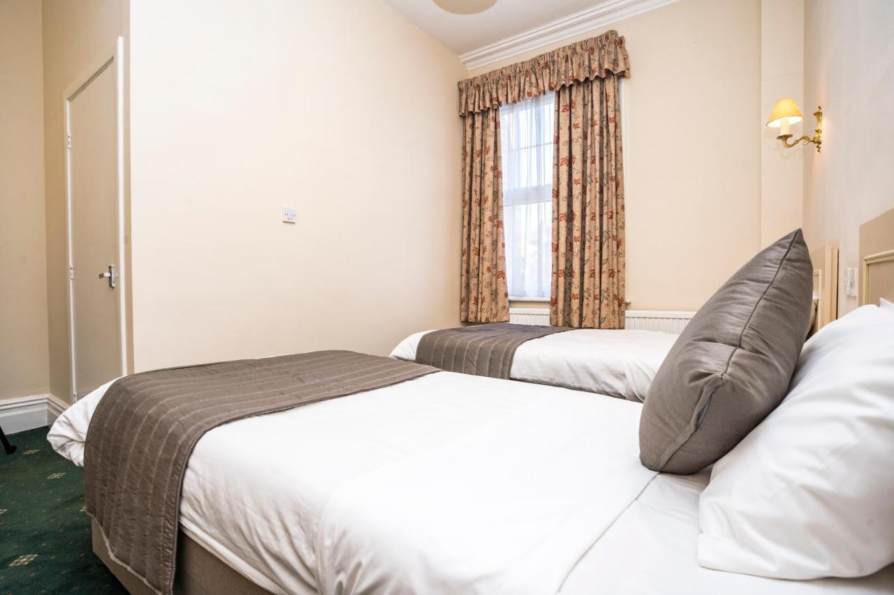 ניוקאסל אנדר ליים Borough Arms Hotel מראה חיצוני תמונה