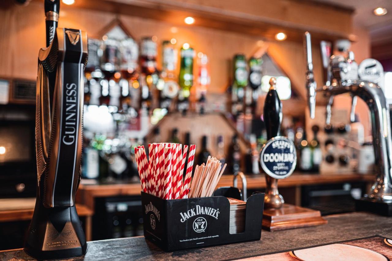 ניוקאסל אנדר ליים Borough Arms Hotel מראה חיצוני תמונה